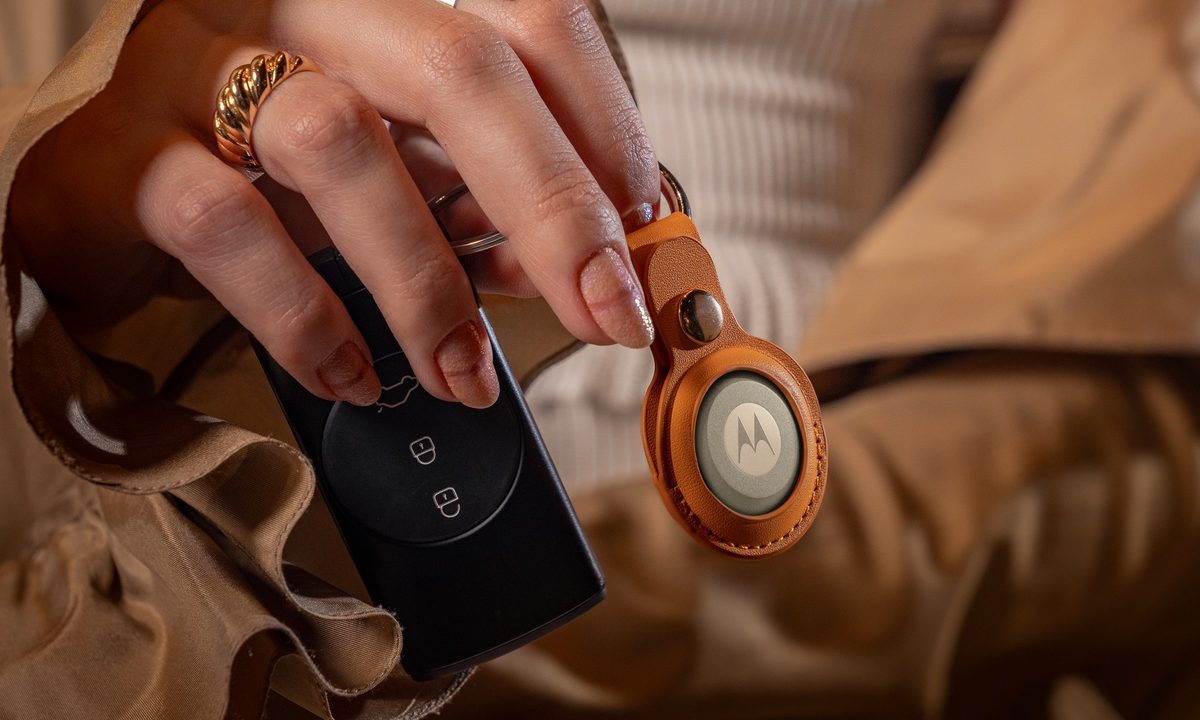 Moto Tag 2 with car keys