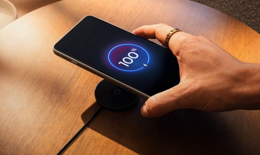 Motorola Edge 70 Max charging wirelessly