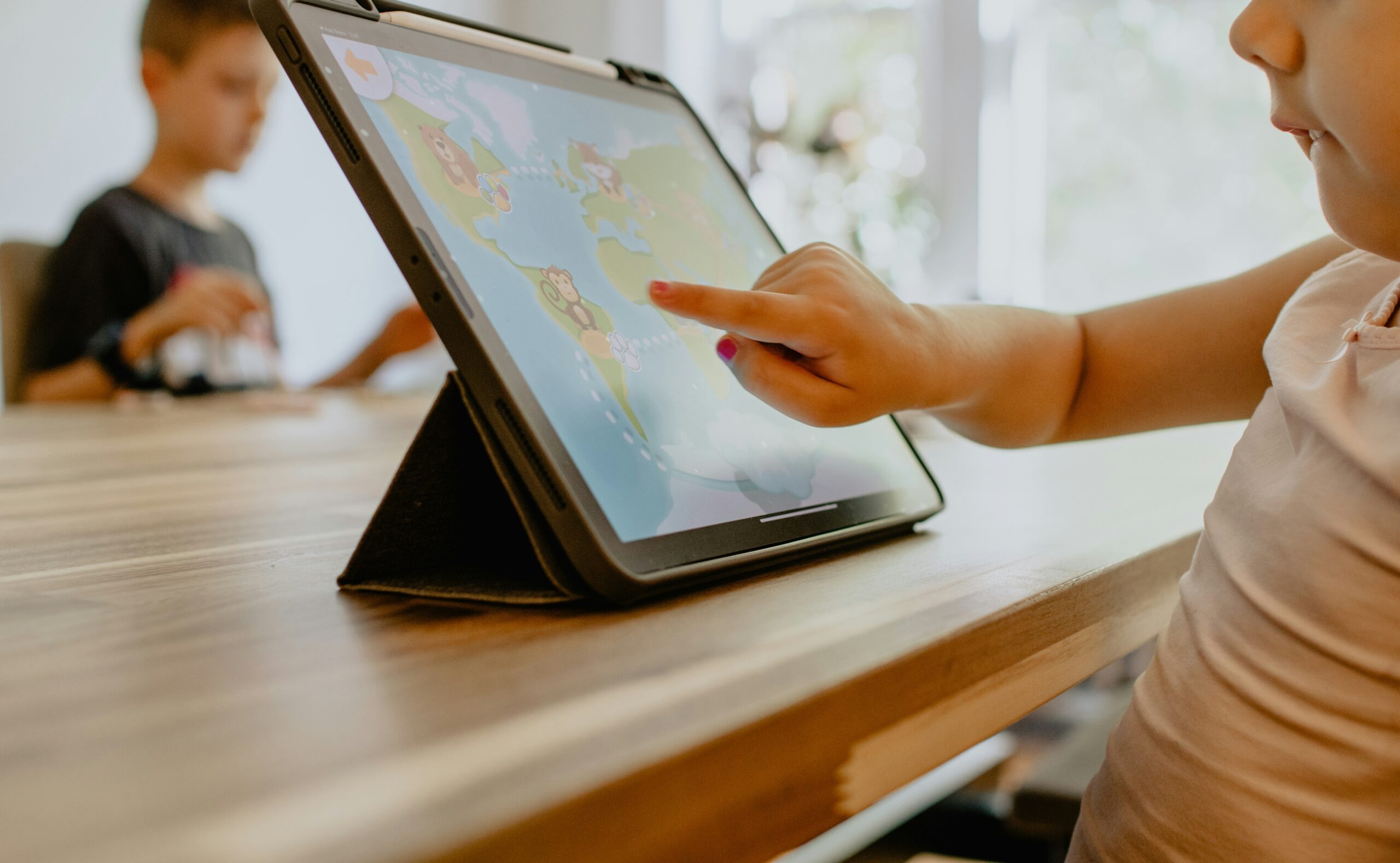 Дитина користується iPad