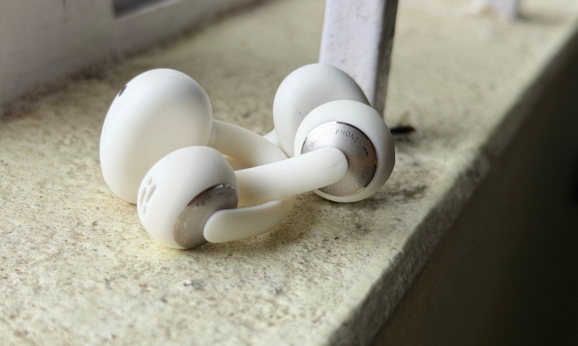 Baseus Bowie MC2 earclip earbuds.