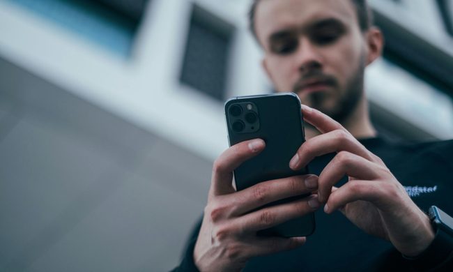 Scammers are turning trusted news brands into investment traps