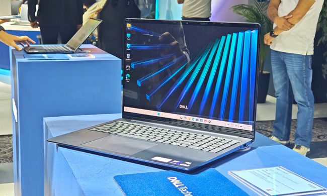 Dell 16S on display
