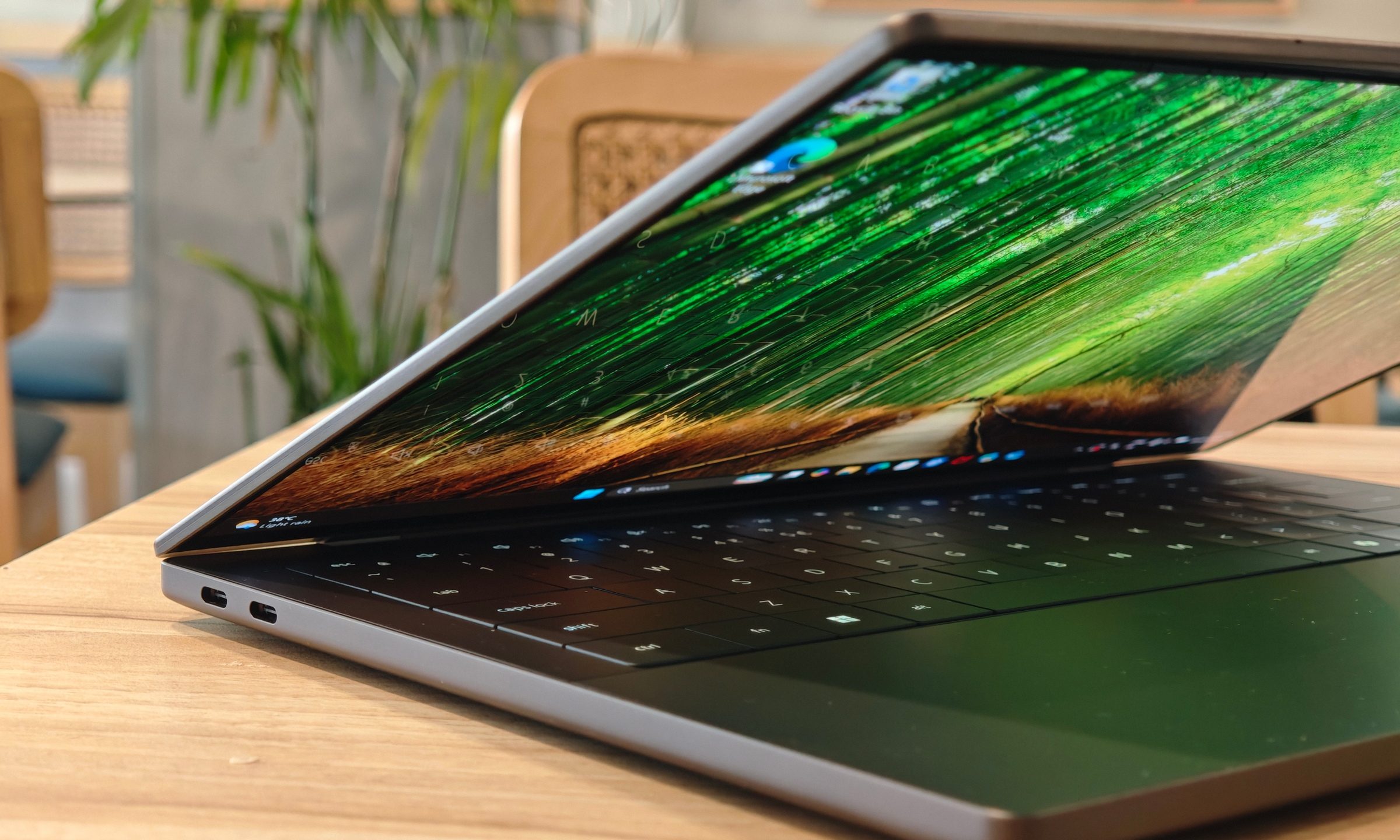Dell XPS 14 Review: Side view
