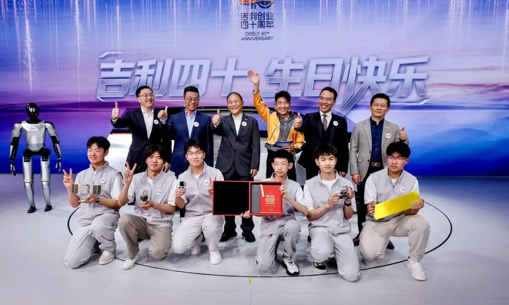 Geely founder Li Shufu promoting students