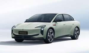 Hongqi EH7 car in green