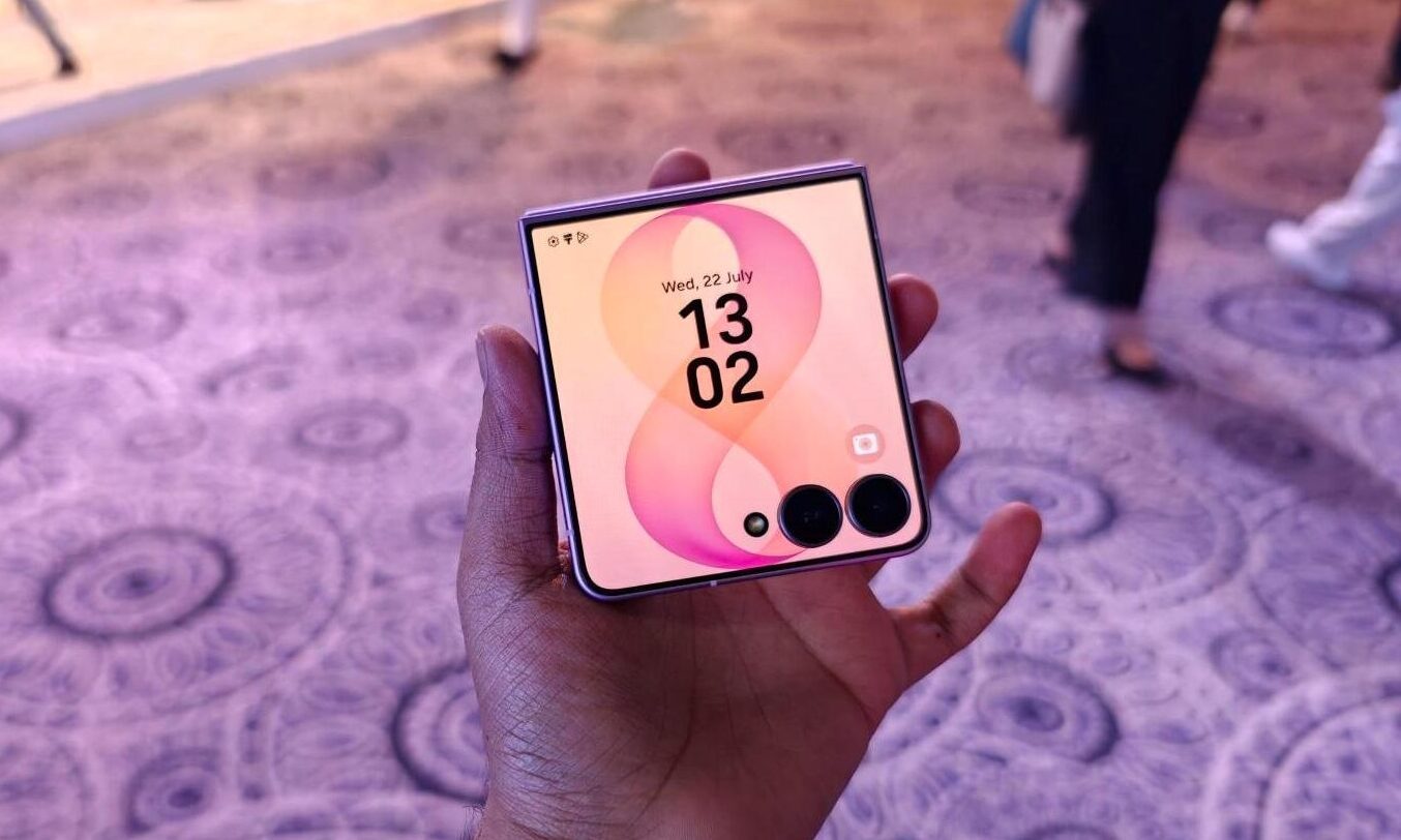 Galaxy Z Flip 8 cover display