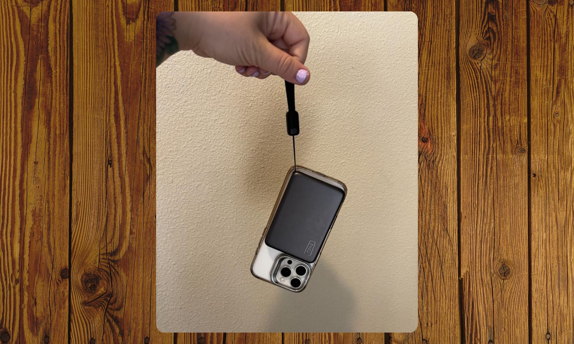 INIU SnapGO Air wireless power bank in hand