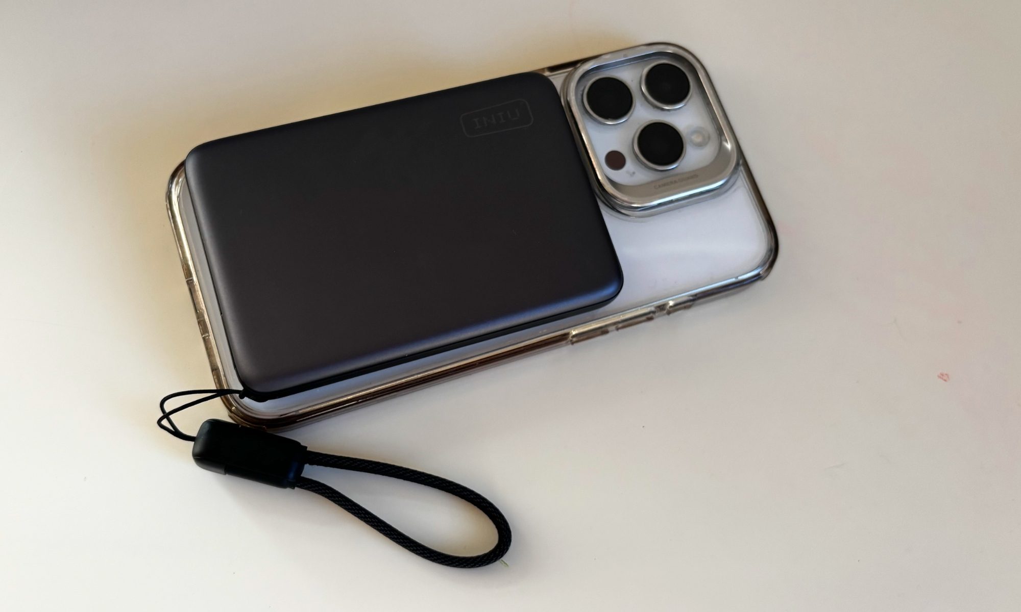 INIU SnapGO Air wireless power bank in hand