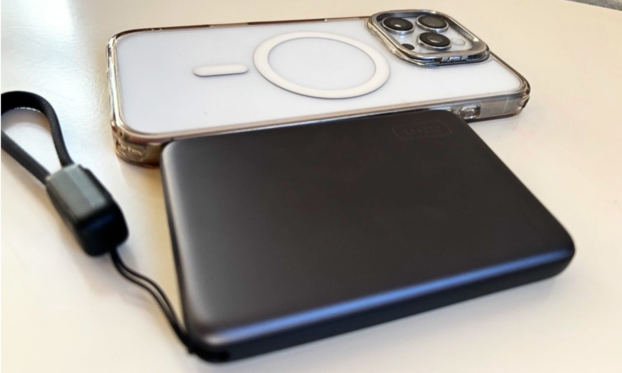 INIU SnapGO Air wireless power bank in hand