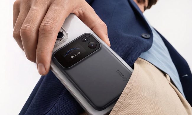 Comu Action Pro AI voice recorder in hand