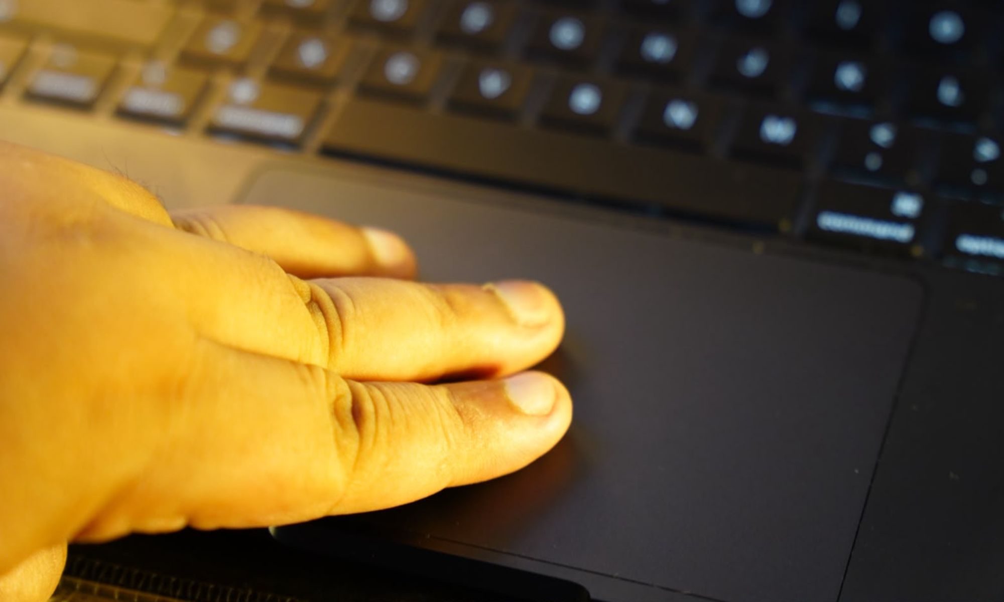 MacBook triple finger swipe