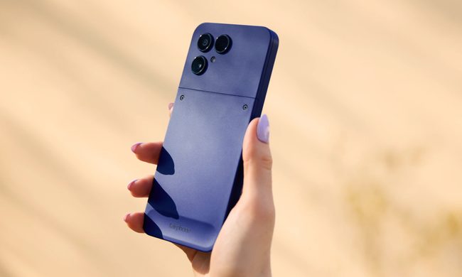 Fairphone-in-hand