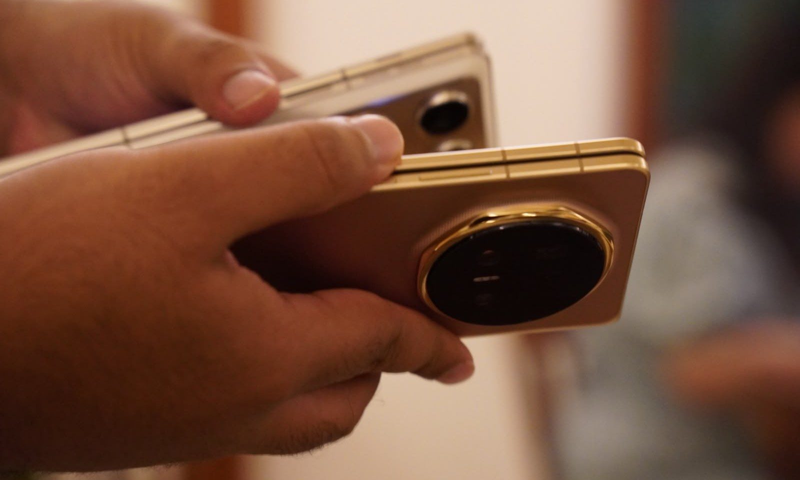 Motorola Razr Fold vs Honor Magic V6 in hand together