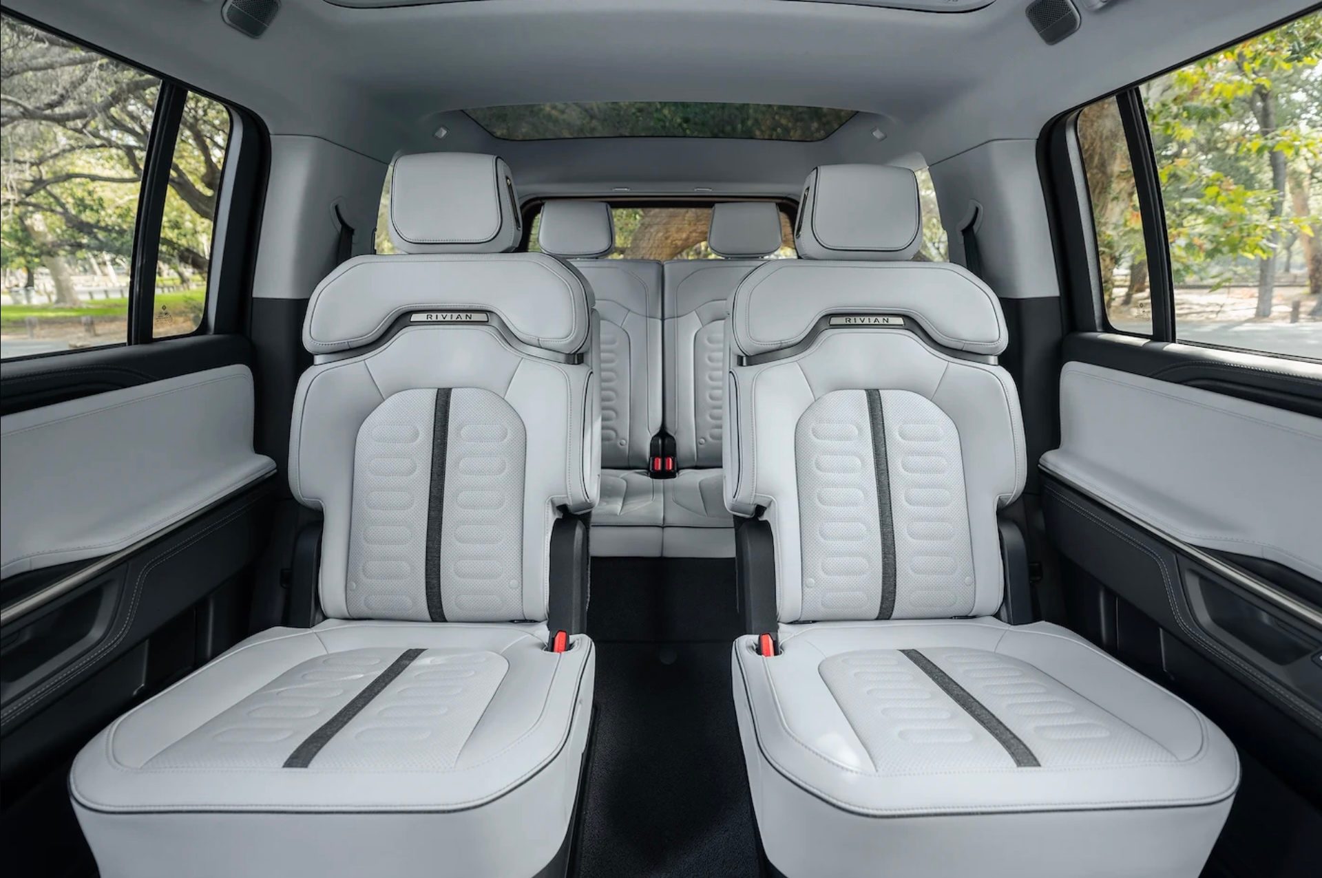 Rivian-R1S-captain-chairs