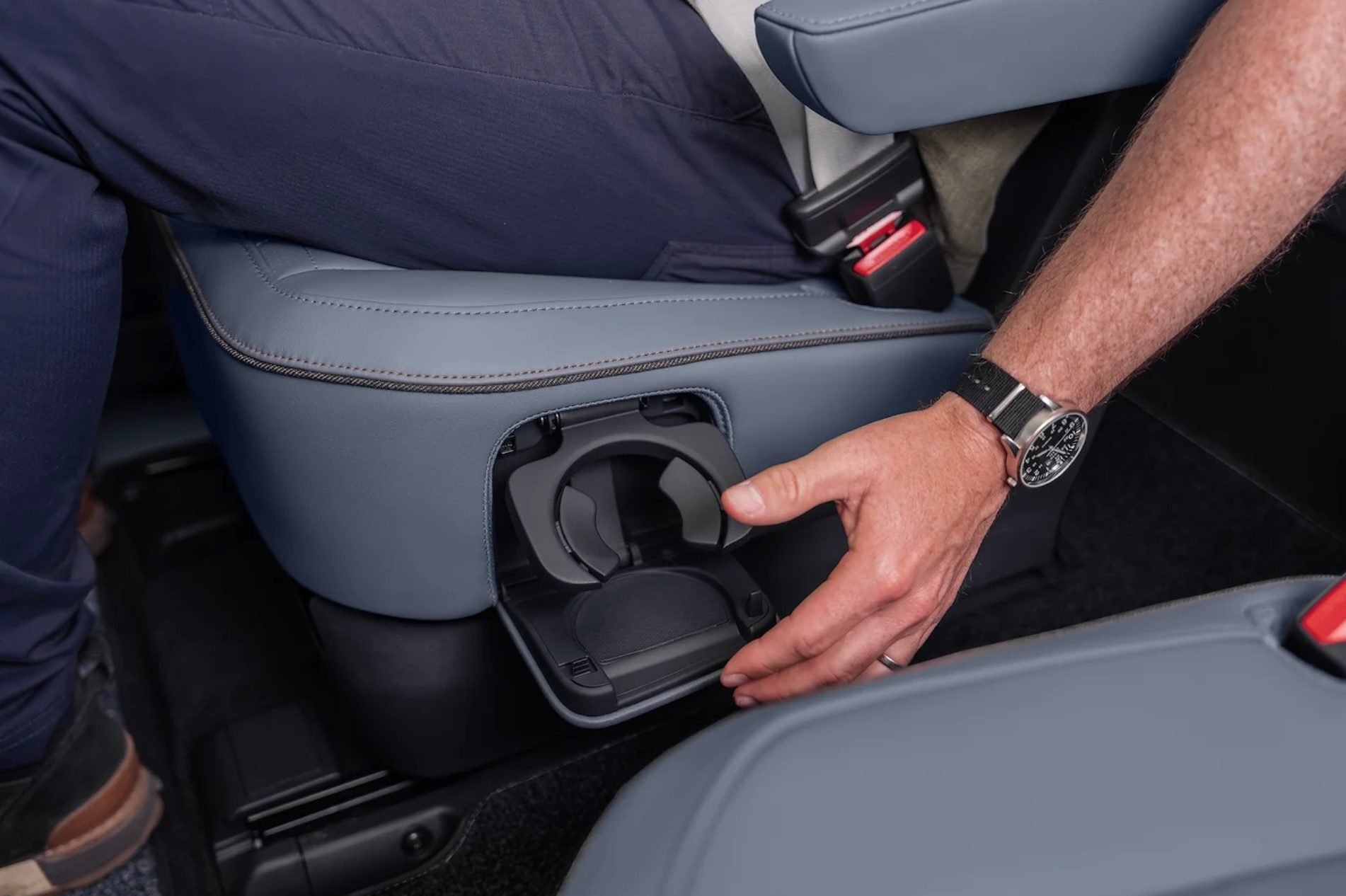 Rivian-R1S-cup-holder
