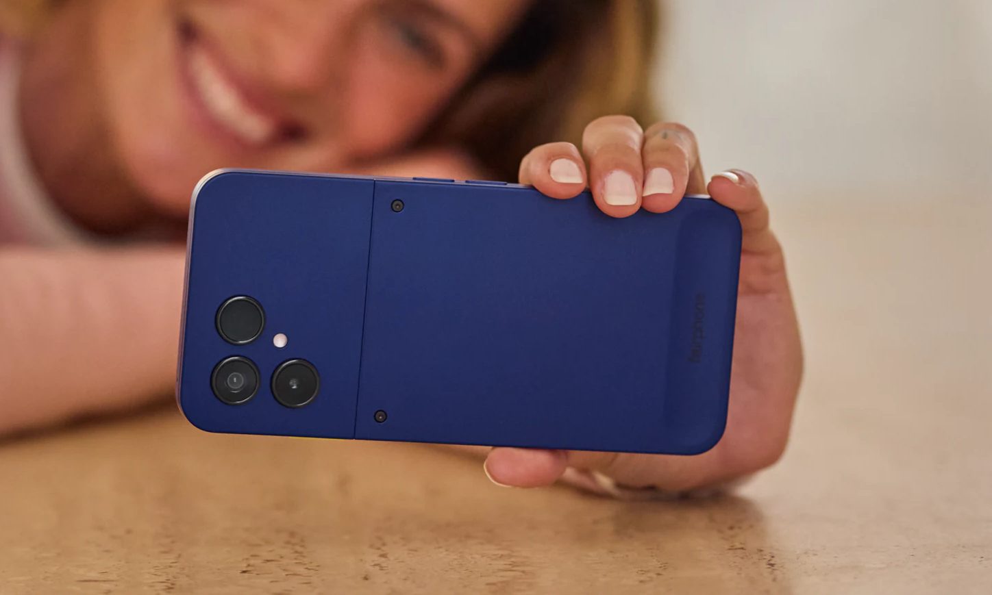 girl-holding-Fairphone