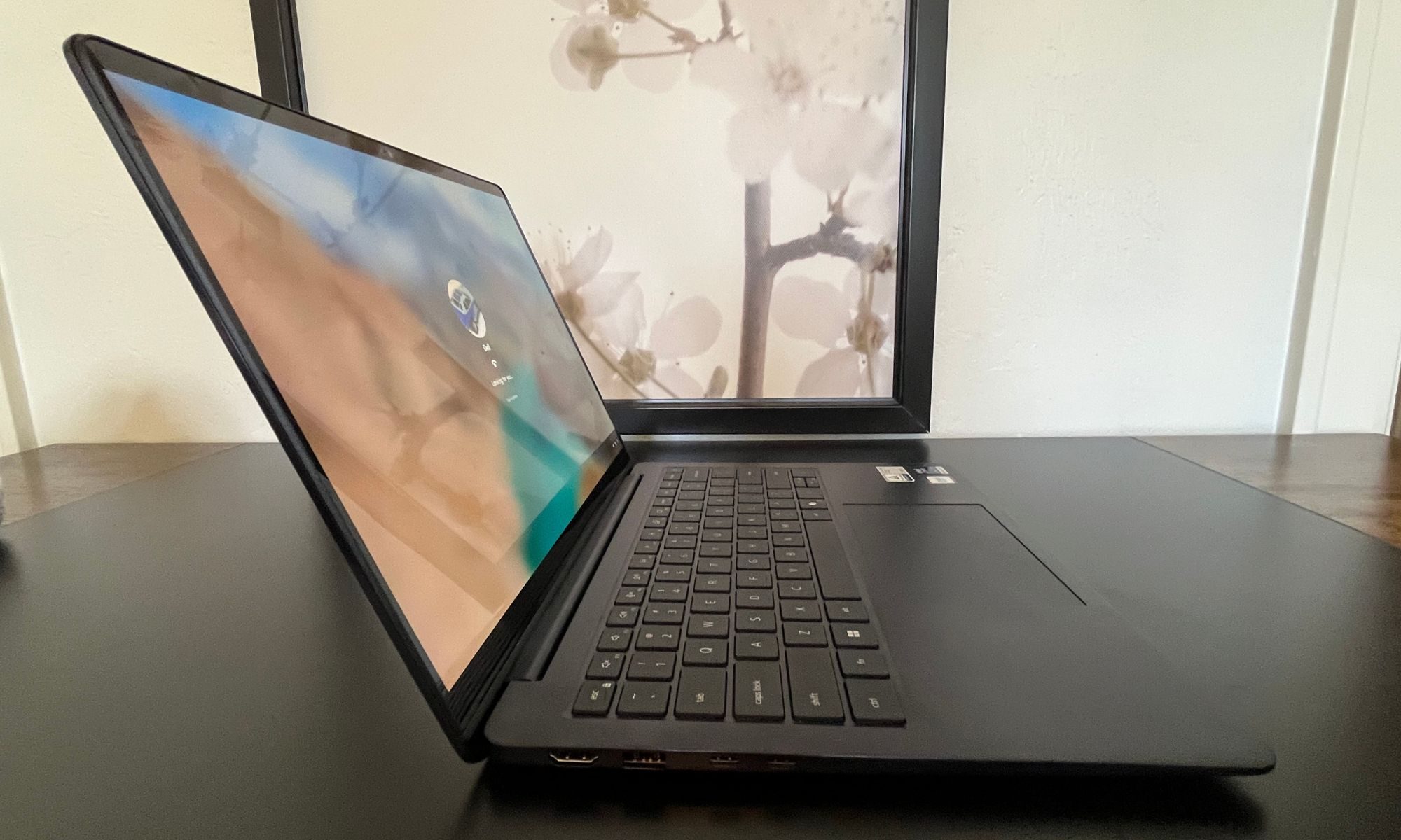 edge view of Dell 14S (DS14260)