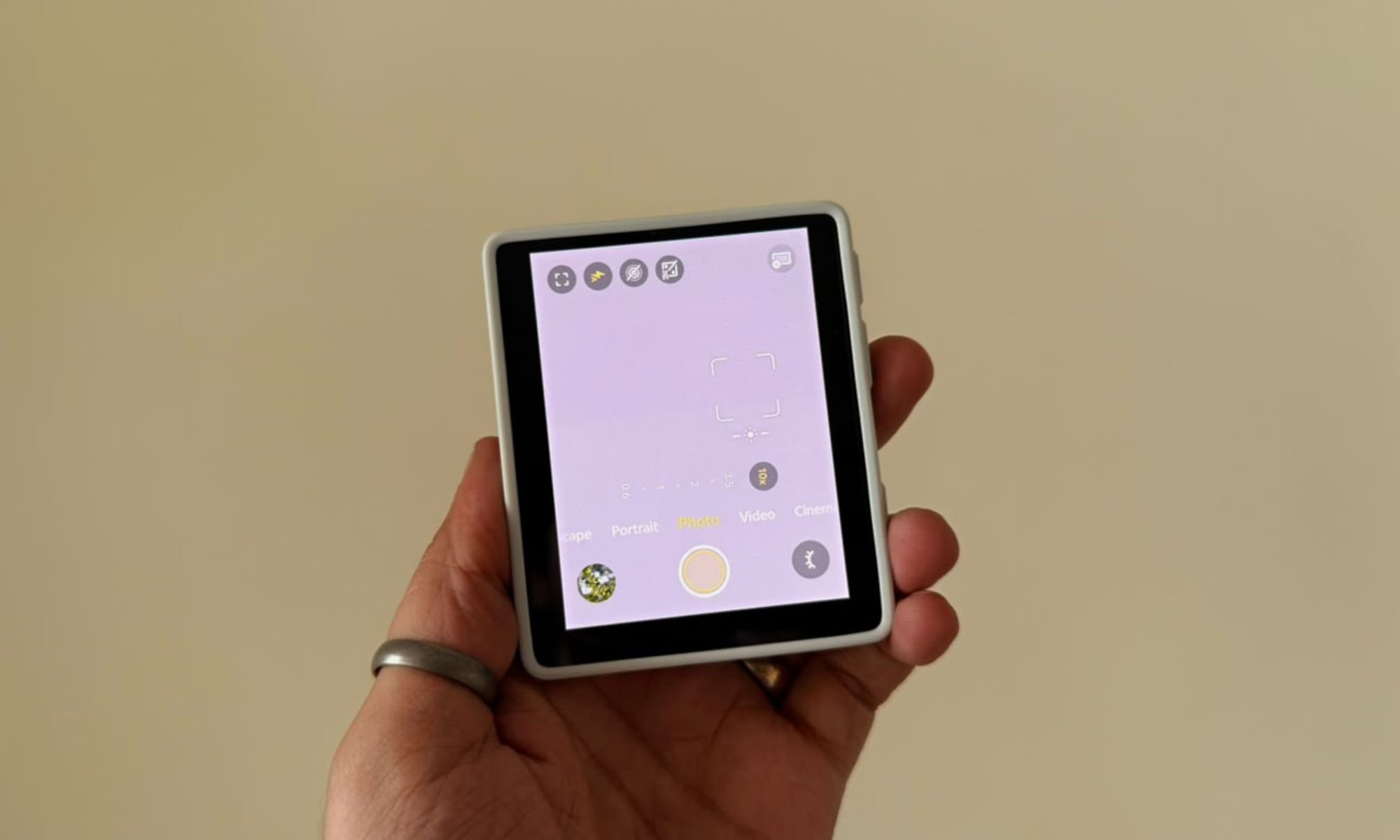 Vivo selfie monitor in hand