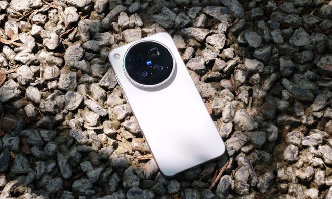 White Vivo X500 Pro Max on gravel