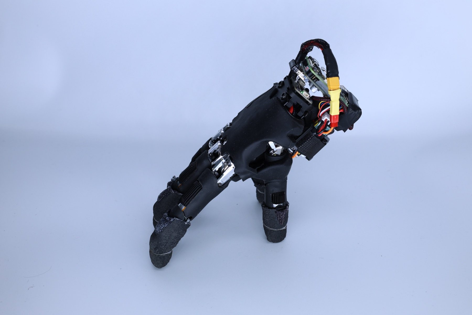 robot-hand-fingers-as-legs