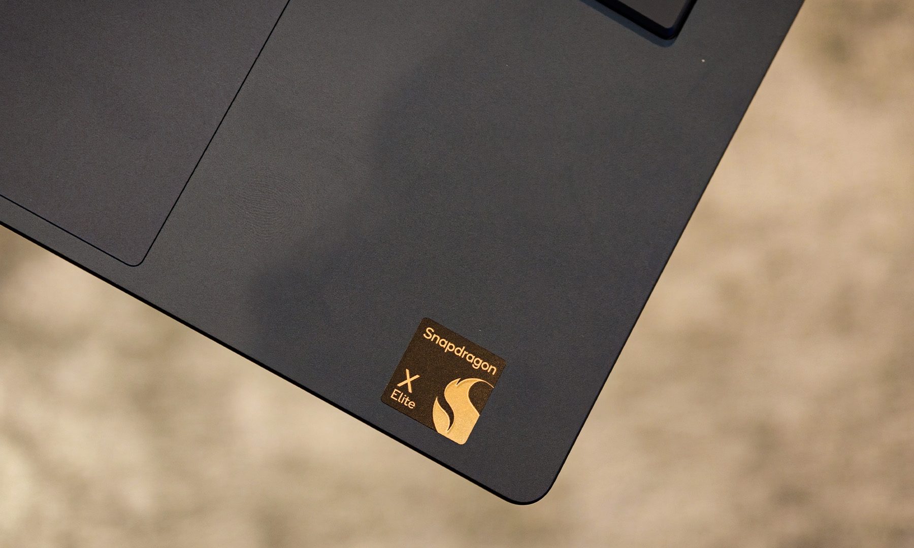 Sticker ng Qualcomm Snapdragon X Elite sa Googlebook laptop