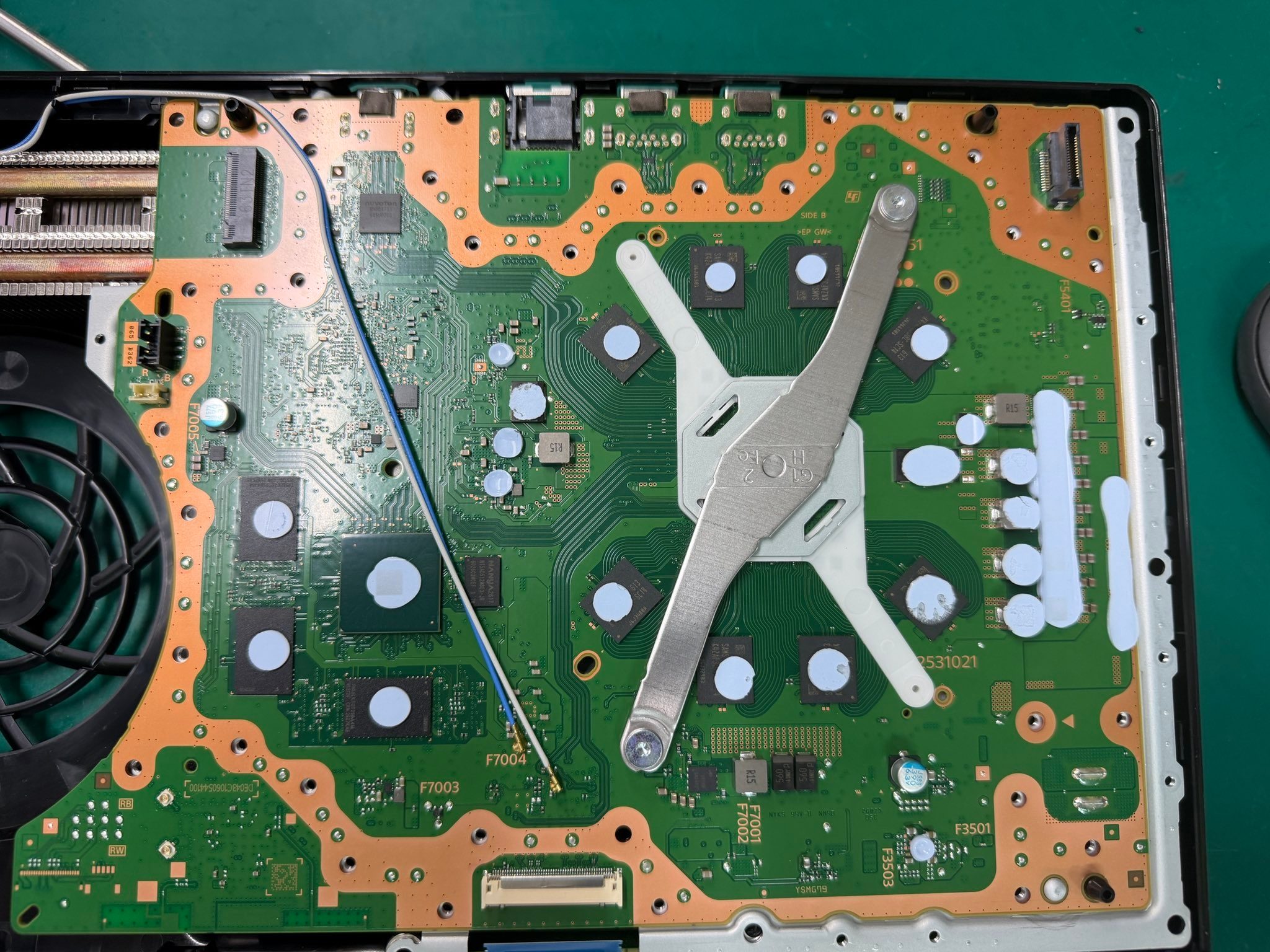 Sony-ps5-slim-motherboard-оновлений дизайн