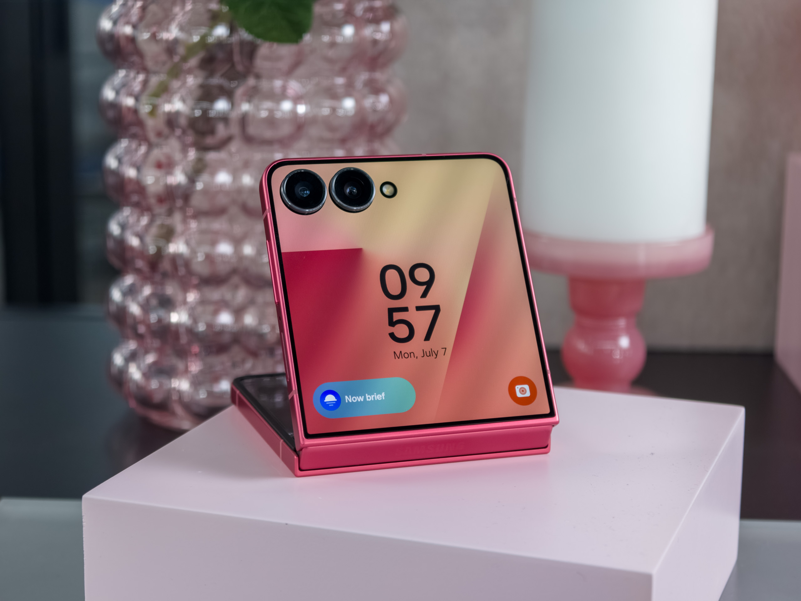 Samsung Galaxy Z Fold2 5G SCG05 ピンク　【7】 Samsung hit the sweet spot: AT&T talks Galaxy Z Fold 7, tri-folds