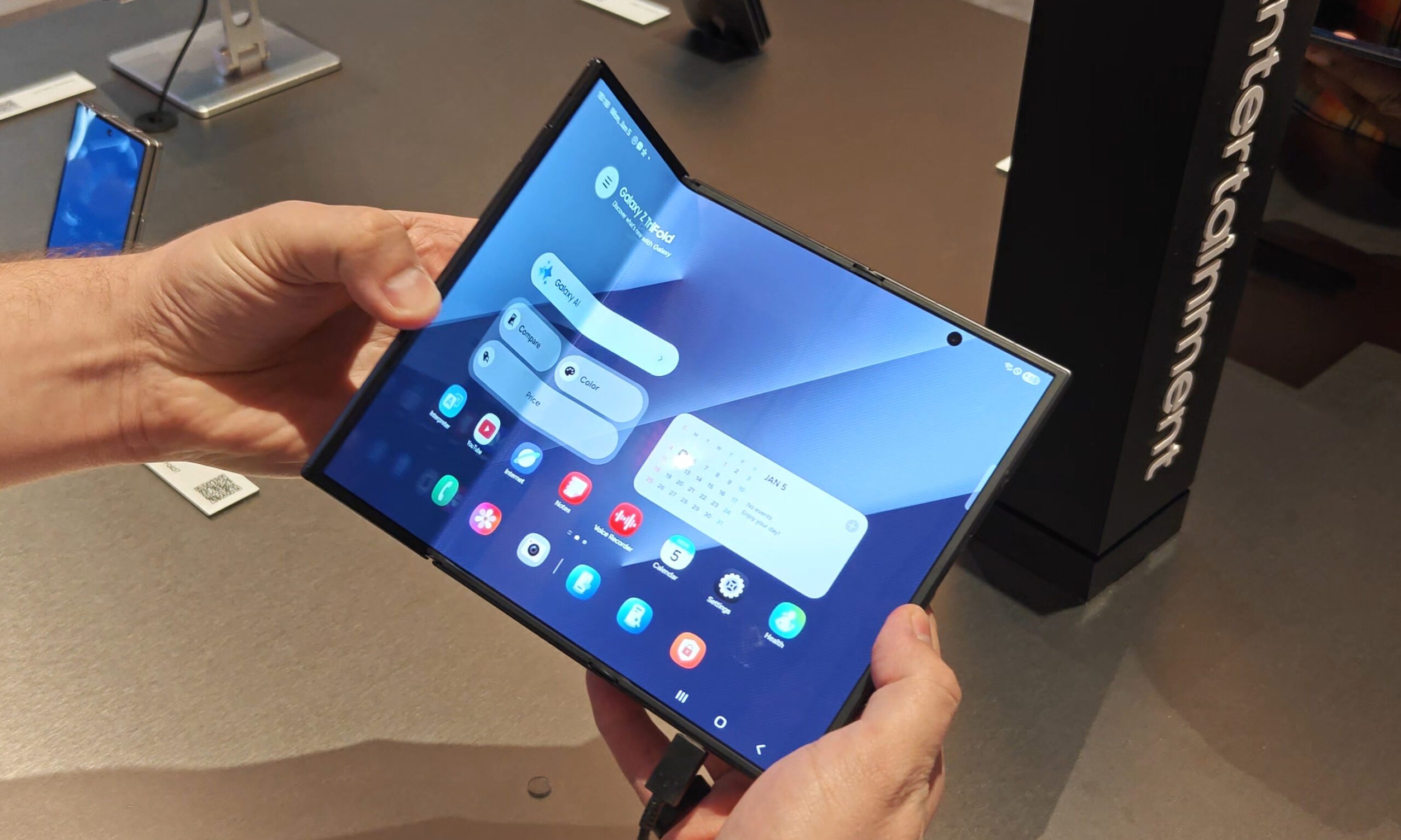 Galaxy-TriFold-HandsOn-03-
