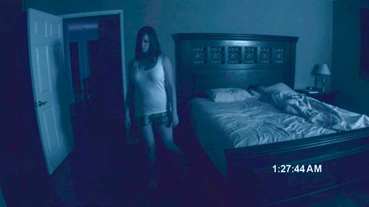 Captura de tela de Katie Featherston e Micah Sloat de "Atividade Paranormal".