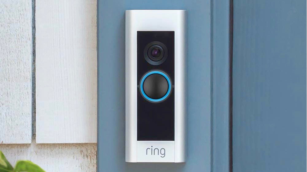O Ring Video Doorbell Pro em uma porta.