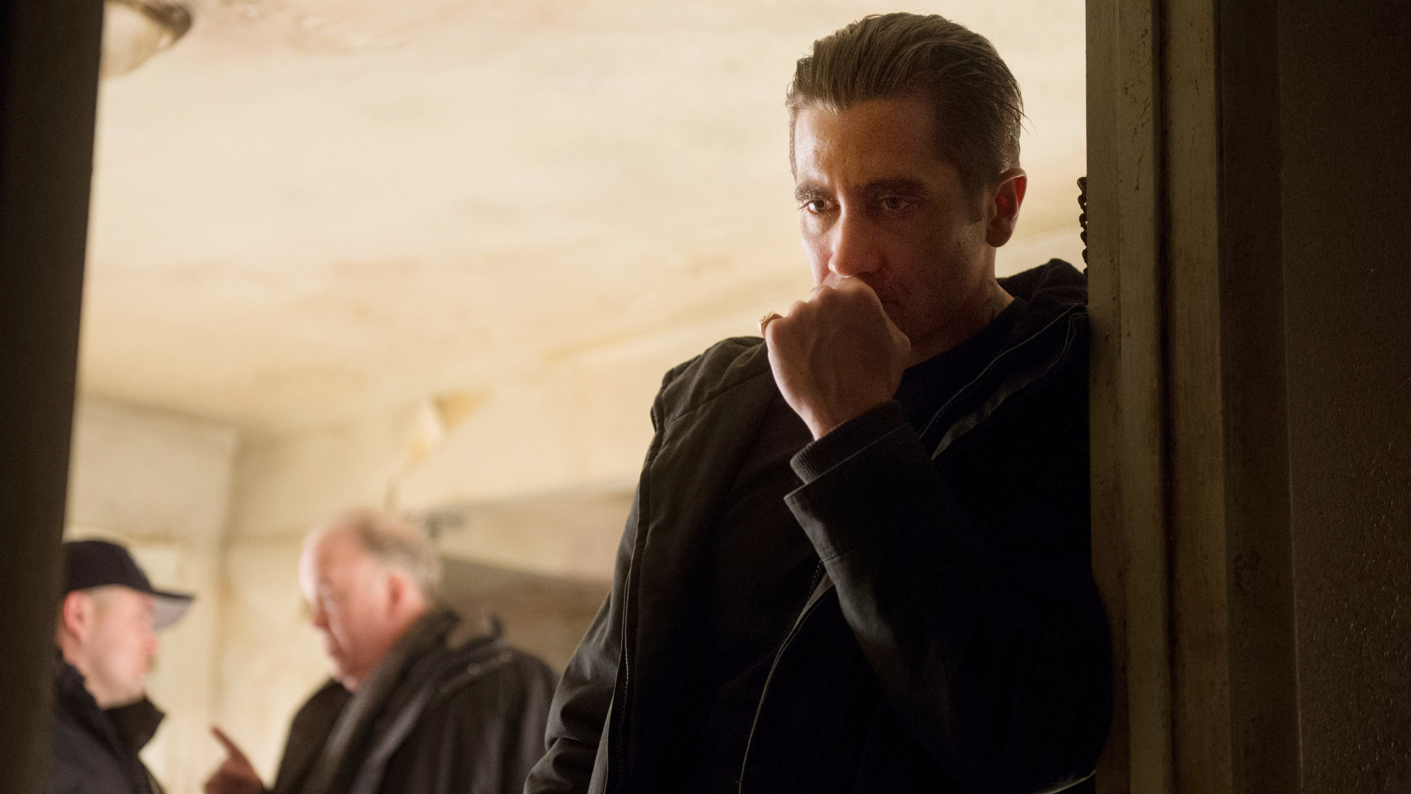 Jake Gyllenhaal parece pensativo no filme Prisioneiros