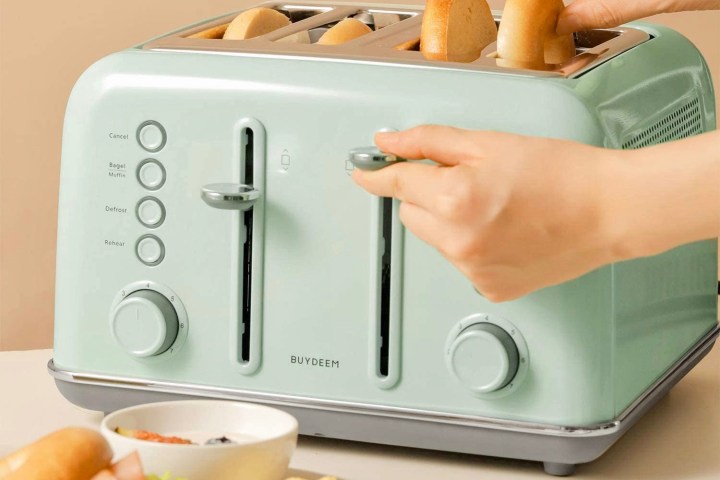 https://www.digitaltrends.com/wp-content/uploads//2021/01/buydeem-best-toasters-1.jpg?fit=720%2C480&p=1