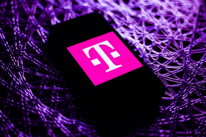 El logotipo de T-Mobile en un teléfono inteligente.
