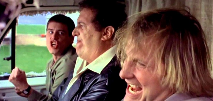 Jim Carrey y Jeff Daniels molestando a su "autoestopista" en Dumb & Dumber.