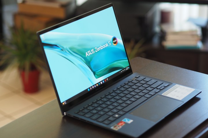 Asus ZenBook S 13 OLED UM5302 vue de face montrant l'écran et le clavier.