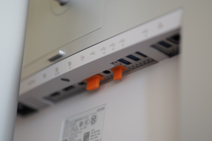 Monitor de hub USB-C Dell UltraSharp 32 4K mostrando as portas principais.