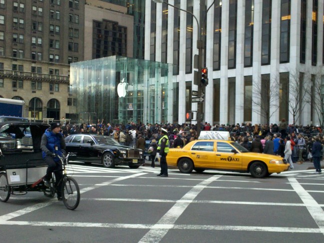 apple-ipad-2-launch-new-york-city-5th-avenue-1