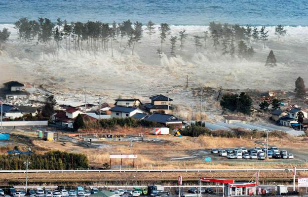 japanese-tsunami-hitting-shore