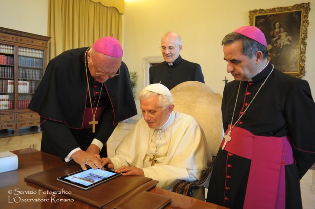 Pope-Twitter-iPad