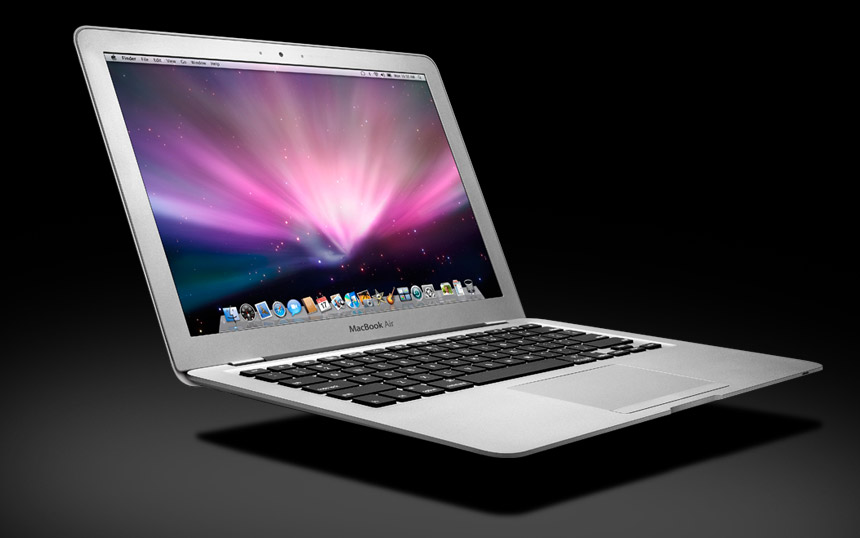 Um MacBook Air flutuando sobre uma superfície preta, com o sistema operacional OS X Snow Leopard na tela.