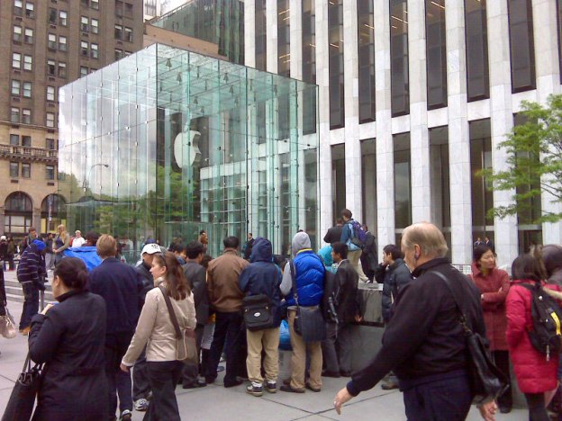 line for iphone 4 in NYC