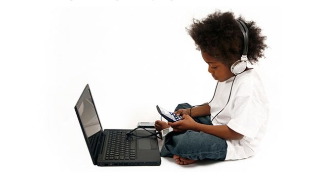 kids-multitasking-multiple-devices