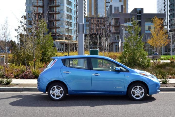 man arrested stealing electricity charge electric car 2012 nissan leaf review exterior side