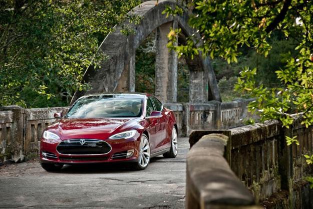 Illinois-man-throws-in-free-Tesla-Model-S-with-purchase-of-million-dollar-home