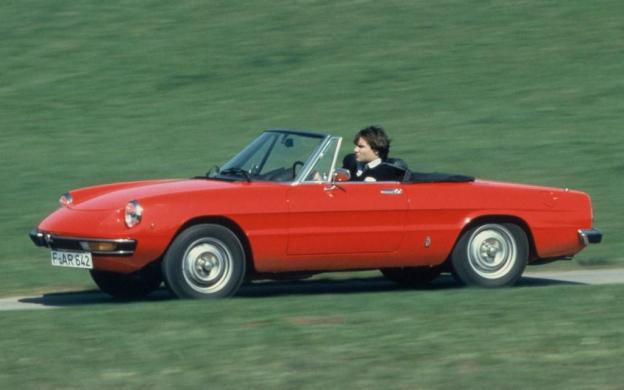 Alfa Spider side view driving
