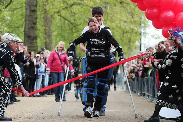 Paralyzed "bionic" woman completes London Marathon