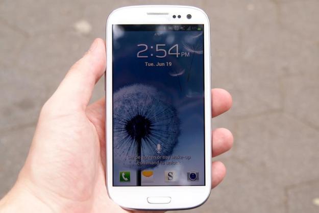 Samsung Galaxy S3 review in hand lock screen android 4.0