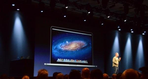 Um evento da Apple mostrando um MacBook Pro com tela Retina na tela.