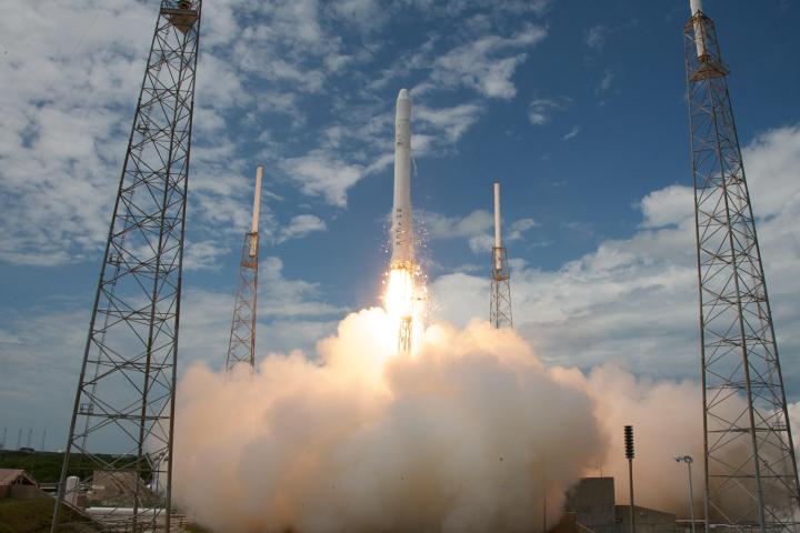 SpaceX wins $440 million grant to design NASA spaceship