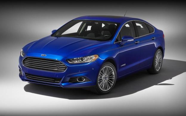 2013 Ford Fusion Hybrid front three-quarter view blue